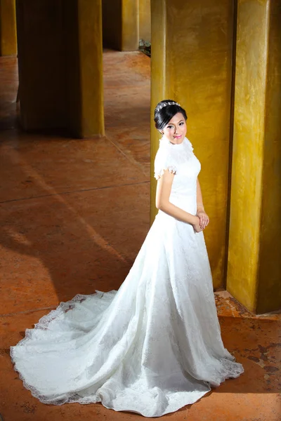 Romantisch portret van de mooie bruid in de buurt van pijlers — Stockfoto