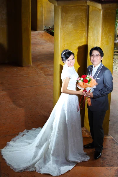 O casal recém-casado posando no antigo Pavilhão de Estilo Clássico — Fotografia de Stock