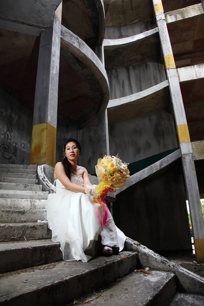 Bruid op oude roestige trap — Stockfoto