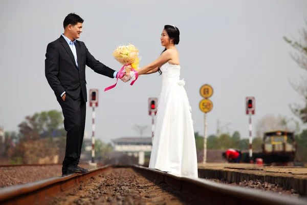 Echtpaar op spoor weg — Stockfoto
