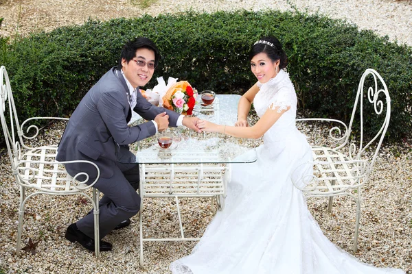 Casal feliz na mesa de banquetes no campo — Fotografia de Stock