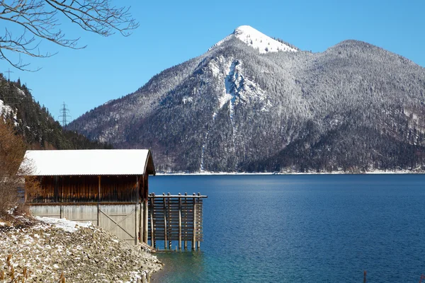 A cottage at lake Walchensee in Bavaria Germany covered in snow — Stock Photo, Image