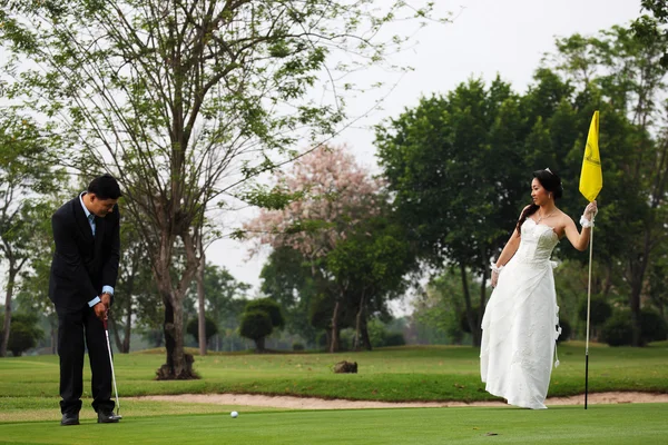 Наречений і наречена грою в гольф Ліцензійні Стокові Зображення
