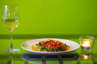 lezzetli baharatlı taze somon slad beyaz şarap ile görev yaptı.