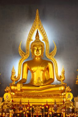 Tay tarzı altın buddha heykeli