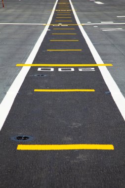 uçak gemisinin güvertesinde küçük pist