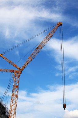 Mavi gökyüzü arka plan üzerine bina vinç