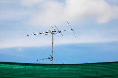 Mavi gökyüzü karşı eski televizyon anteni