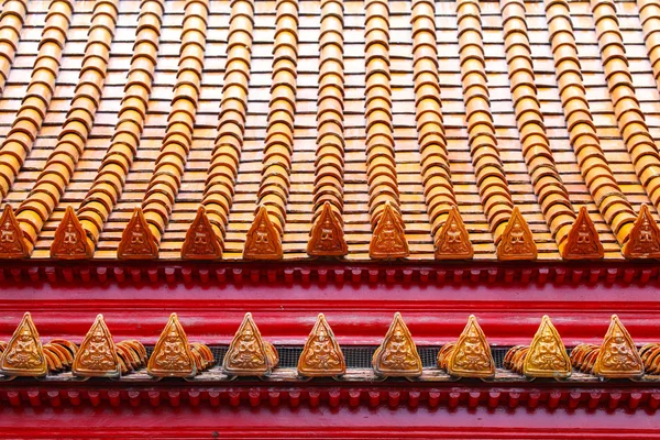 Boeddha beeld op tempel dakpannen — Stockfoto