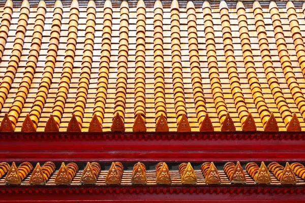 Buddha-Bild auf Tempeldachziegeln — Stockfoto