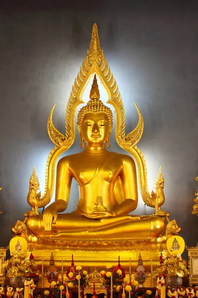 Tay tarzı altın buddha heykeli