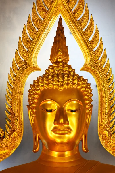 Estatua de cabeza de buda dorada en Tailandia — Foto de Stock