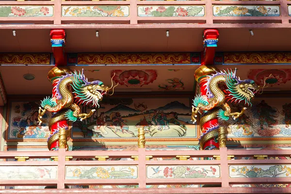 Goldene Drachenstatue krabbelt in chinesischen Tempel — Stockfoto