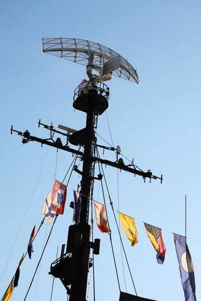 Sistema de radar y torre de comunicación en una fragata patrulla naval — Foto de Stock