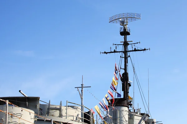 Радиолокационная система и вышка связи на фрегате военно-морского патруля — стоковое фото