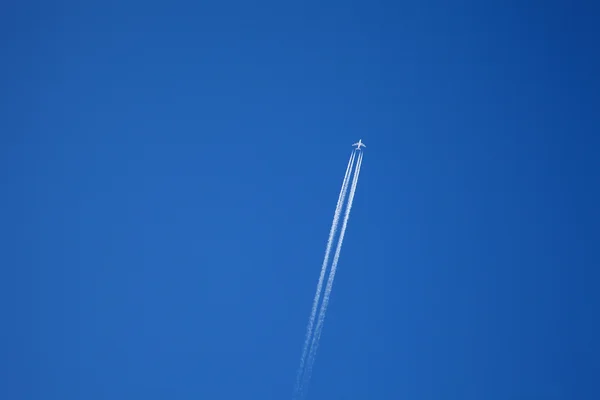 Eine lange Spur von Düsenflugzeugen am blauen Himmel — Stockfoto