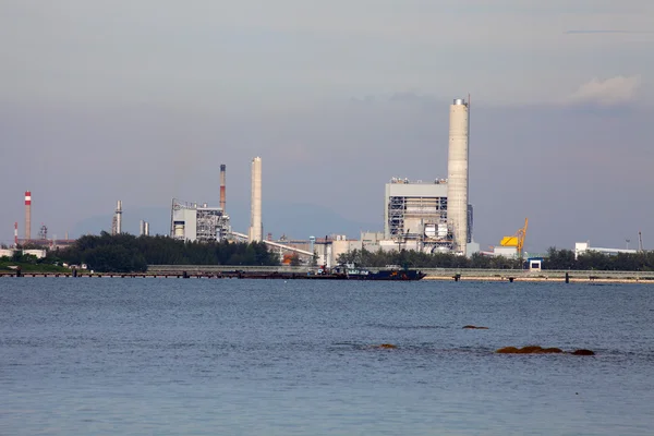 Coal fired eletric power plant near jetty — Stock Photo, Image