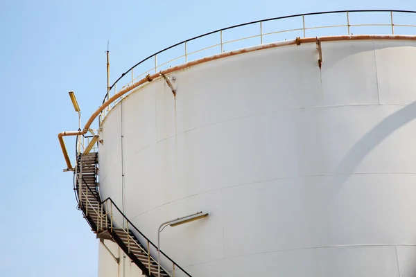 Tanque de armazenamento de refinaria — Fotografia de Stock