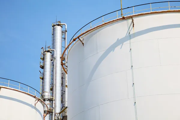 Instalação de refinaria de petróleo e gás — Fotografia de Stock