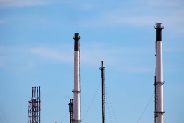 Camini degli impianti di raffinazione del petrolio — Foto Stock