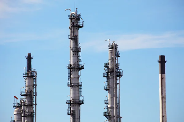 Torri di distillazione su sfondo Blue Sky — Foto Stock