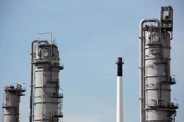 Tours de distillation sur fond de ciel bleu — Photo