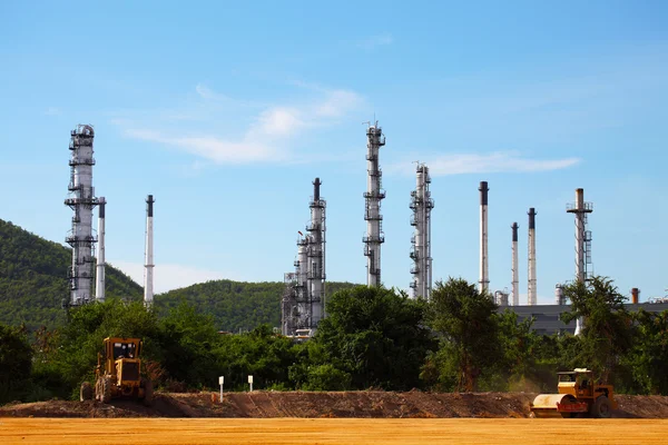 Instalação de refinaria de petróleo e gás em construção — Fotografia de Stock