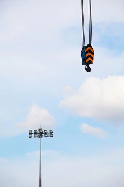 クレーン フックと青い空にスポット ライト — ストック写真