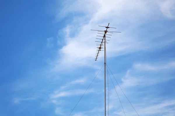 Old television antenna against blue colorful sky — Stock Photo, Image