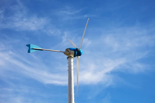 Turbina de energia eólica no fundo do céu azul — Fotografia de Stock