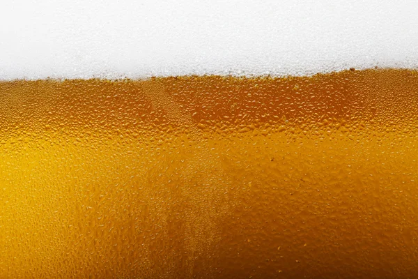 Крупним планом картина пива з піною і бульбашками — стокове фото