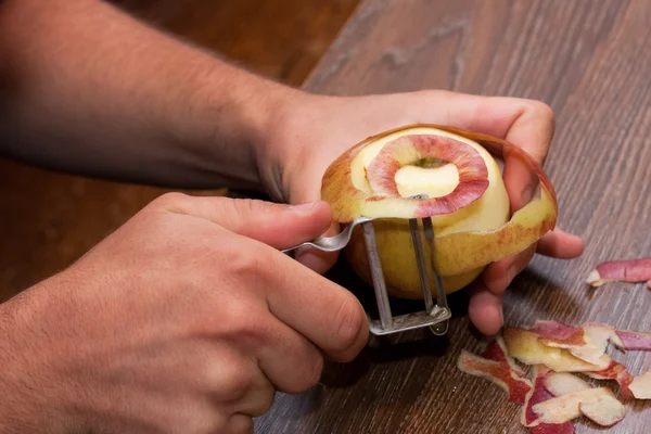 Пилинг яблок Стоковое Изображение