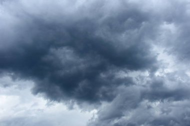 Koyu gri dramatik bulutlar, gökyüzünde yağmur bulutları depresyon, melankolik ruh hali.