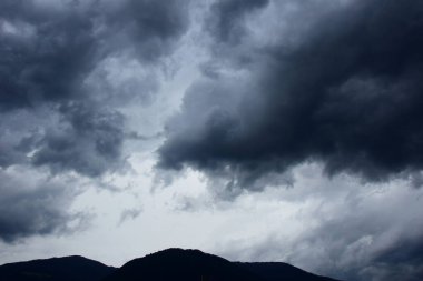 Koyu gri dramatik bulutlar, gökyüzünde yağmur bulutları depresyon, melankolik ruh hali.