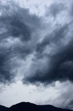 Koyu gri dramatik bulutlar, gökyüzünde yağmur bulutları depresyon, melankolik ruh hali.