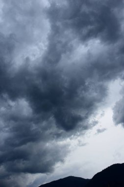 Koyu gri dramatik bulutlar, gökyüzünde yağmur bulutları depresyon, melankolik ruh hali.