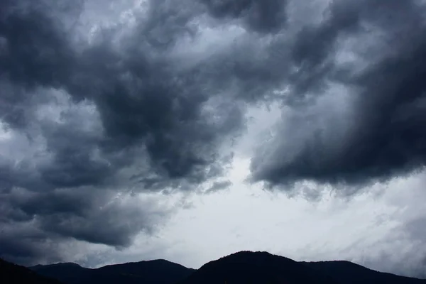 暗い灰色の劇的な雷雲 空に雨の雲 うつ病 憂うつな気分 ストック写真