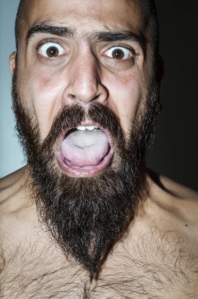 Hombre con barba con expresiones aterradoras — Foto de Stock