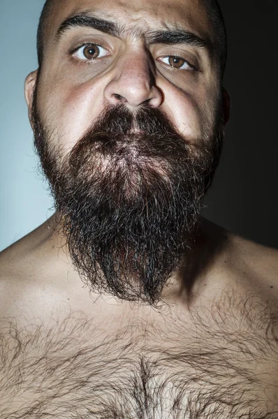 Homme à la barbe aux expressions effrayantes — Photo