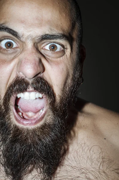 Hombre con barba con expresiones aterradoras — Foto de Stock