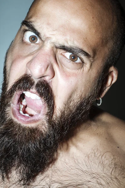 Άνδρας με γενειάδα με τρομακτικές εκφράσεις — Φωτογραφία Αρχείου