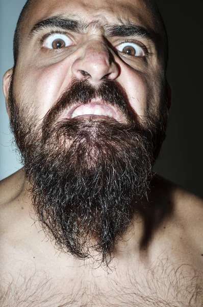Mannen med skägg med skrämmande uttryck — Stockfoto