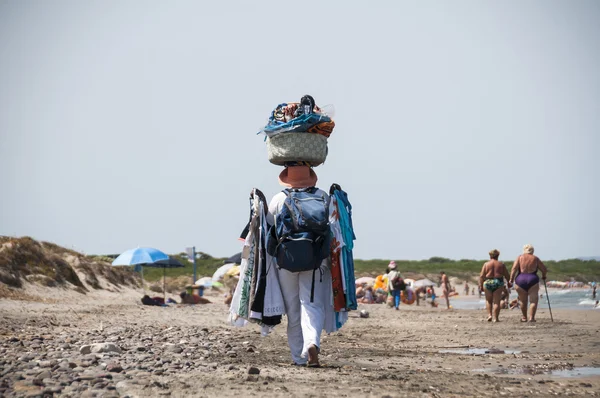 Peddlers on the beach — Stock Photo, Image