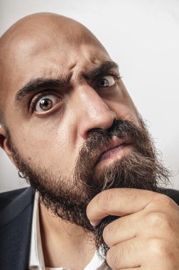 adam bir takım elbise ve sakal ve garip ifadeler