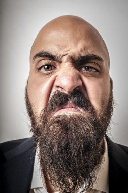 adam bir takım elbise ve sakal ve garip ifadeler