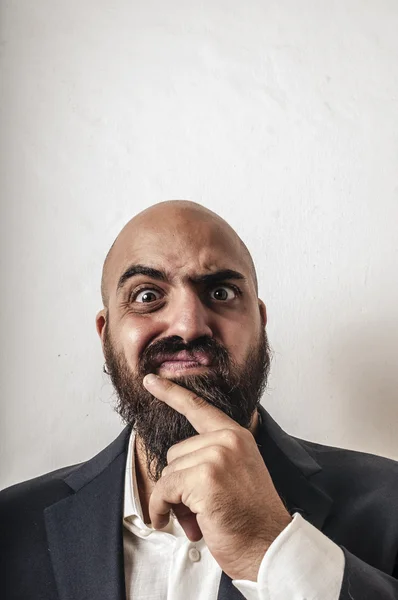 Homem de fato e barba e expressões estranhas — Fotografia de Stock