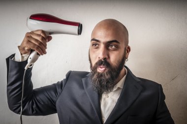 sakallı adam ve ceket hairdraier ve komik ifadeler ile