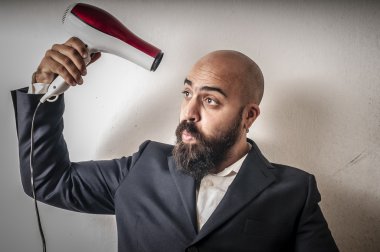 sakallı adam ve ceket hairdraier ve komik ifadeler ile