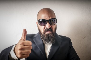 fedai ceket ve güneş gözlüğü