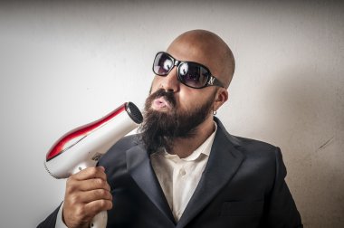 sakallı adam ve ceket hairdraier ve komik ifadeler ile